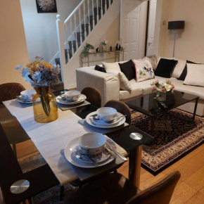 Warrington - House - Sleeps 10 - Parking - Garden
